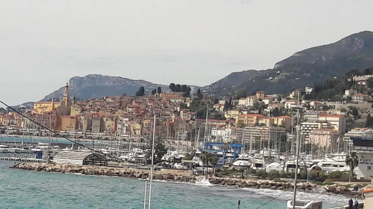 Appartement Splendide studio front de mer Menton France